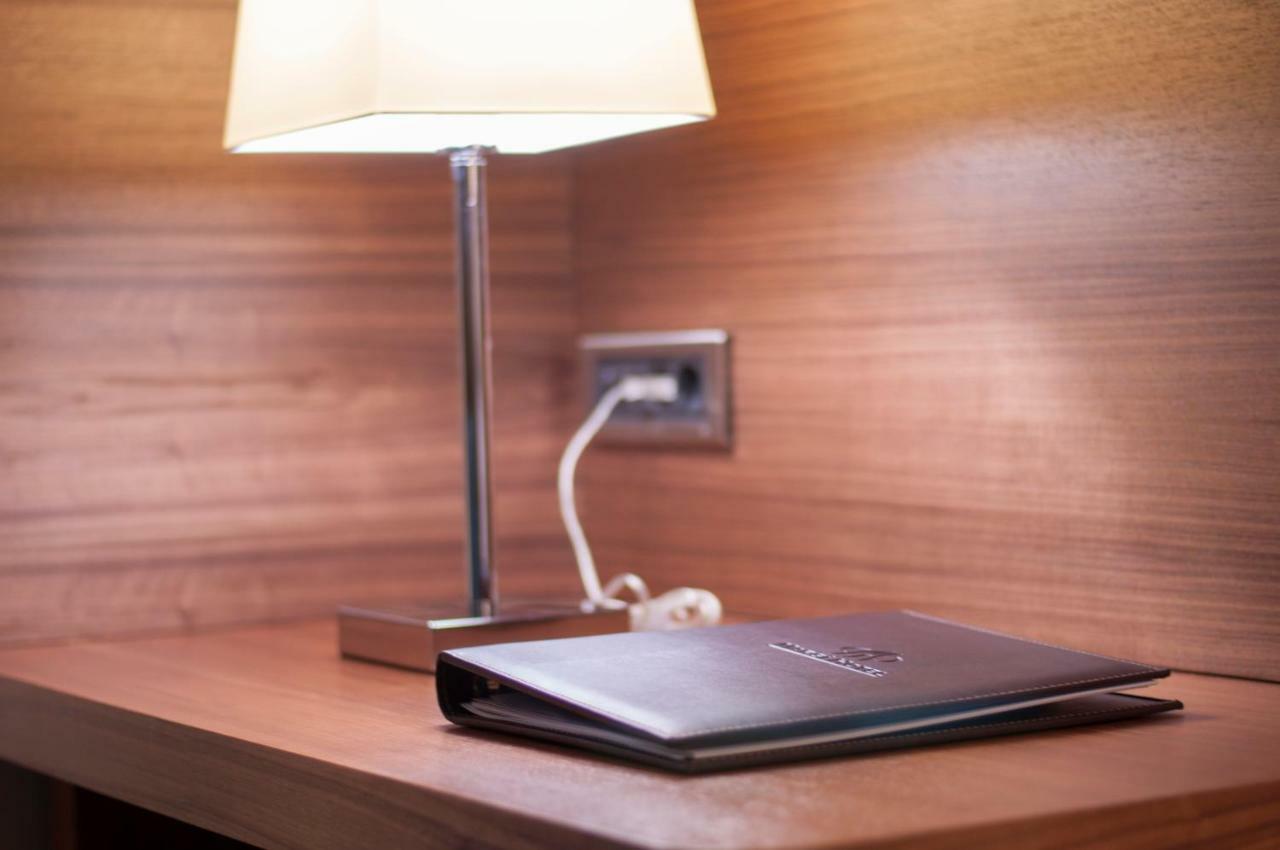 Margi Hotel Edirne Bagian luar foto A lamp plugged into a wall socket